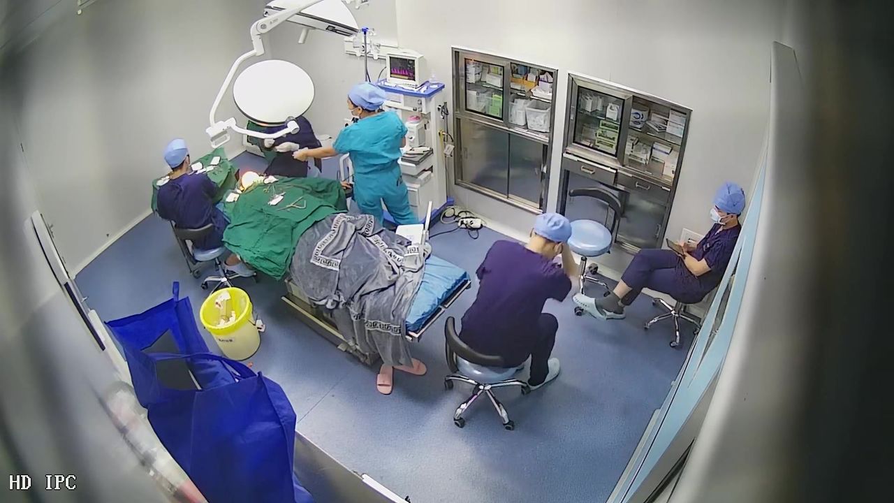 稀缺破解整形医院摄像头监控偷拍妹子全身麻醉任人摆布涂上消毒液，逼逼还插上了尿管